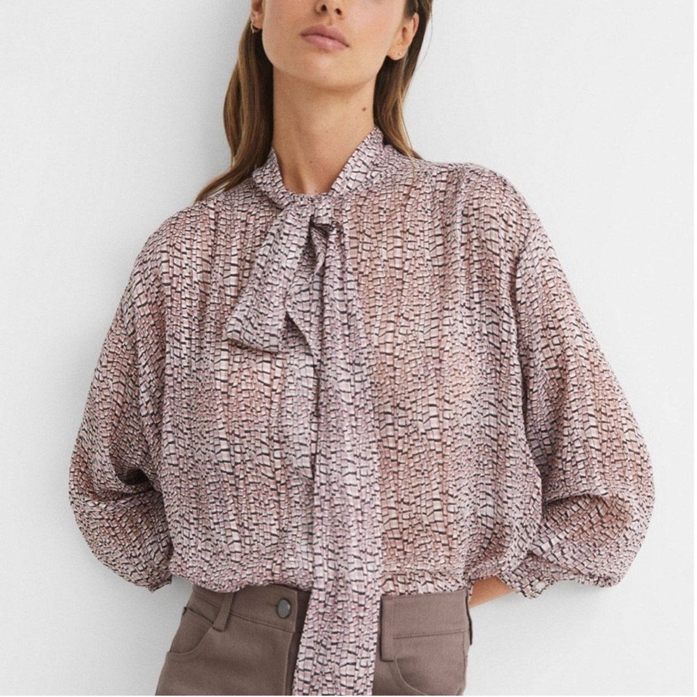 Elegant Women's Patterned Blouse